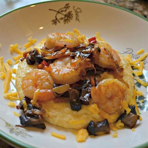 Shrimp and Cheesy Grits with Bacon