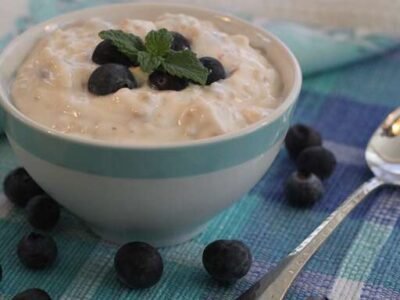 Overnight Steel-Cut Oats with Yogurt and Blueberries