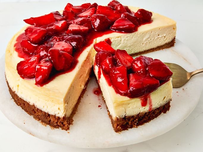 Perfect Cheesecake with Strawberry Topping